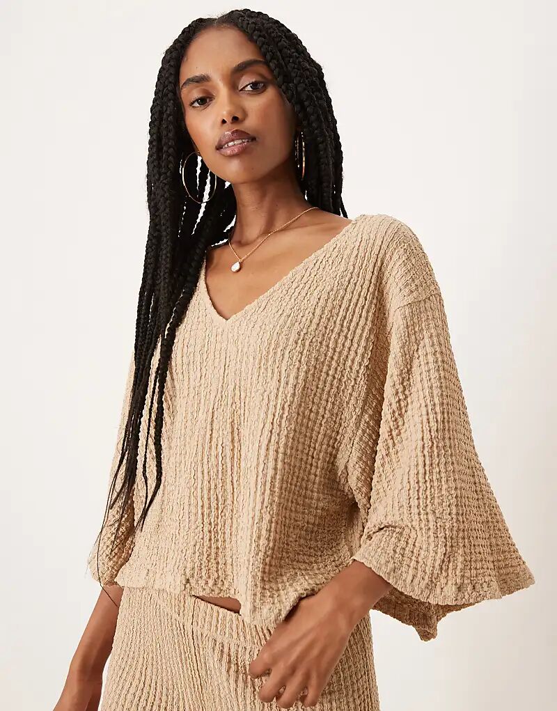 Текстурированный свободный топ с широкими рукавами и V-образным вырезом ASOS DESIGN цвета «песок» — часть комплекта
Текстурированный свободный топ с широкими рукавами и V-образным вырезом ASOS DESIGN цвета «песок» — часть комплекта