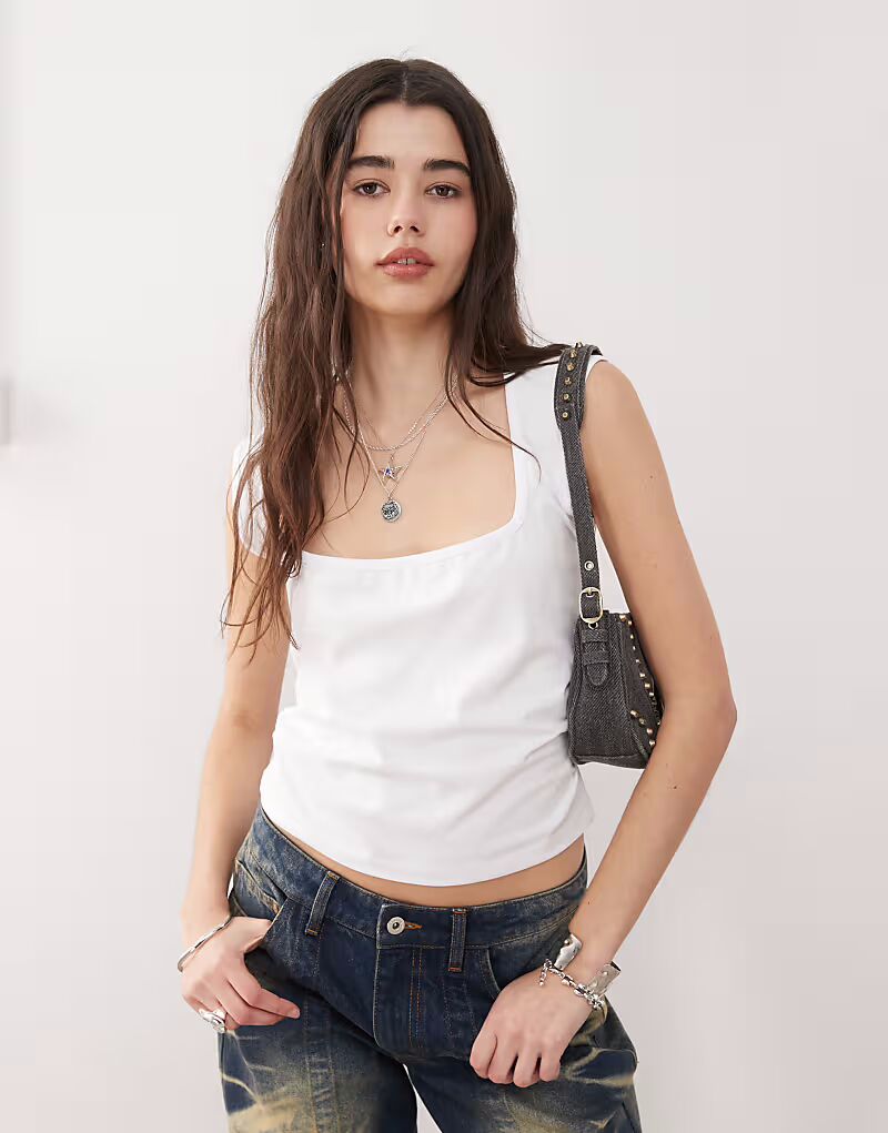 Топ с квадратным вырезом COLLUSION белого цвета 
Топ с квадратным вырезом COLLUSION белого цвета