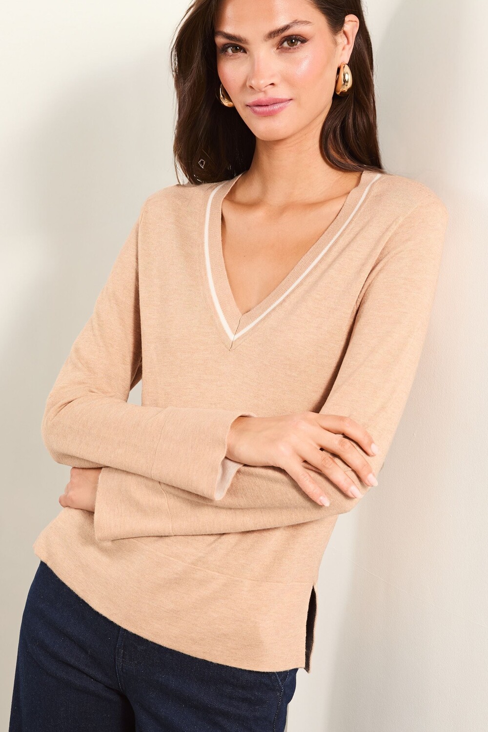 Вязаный джемпер с V образным вырезом Lipsy, коричневый
Вязаный джемпер с V образным вырезом Lipsy, коричневый