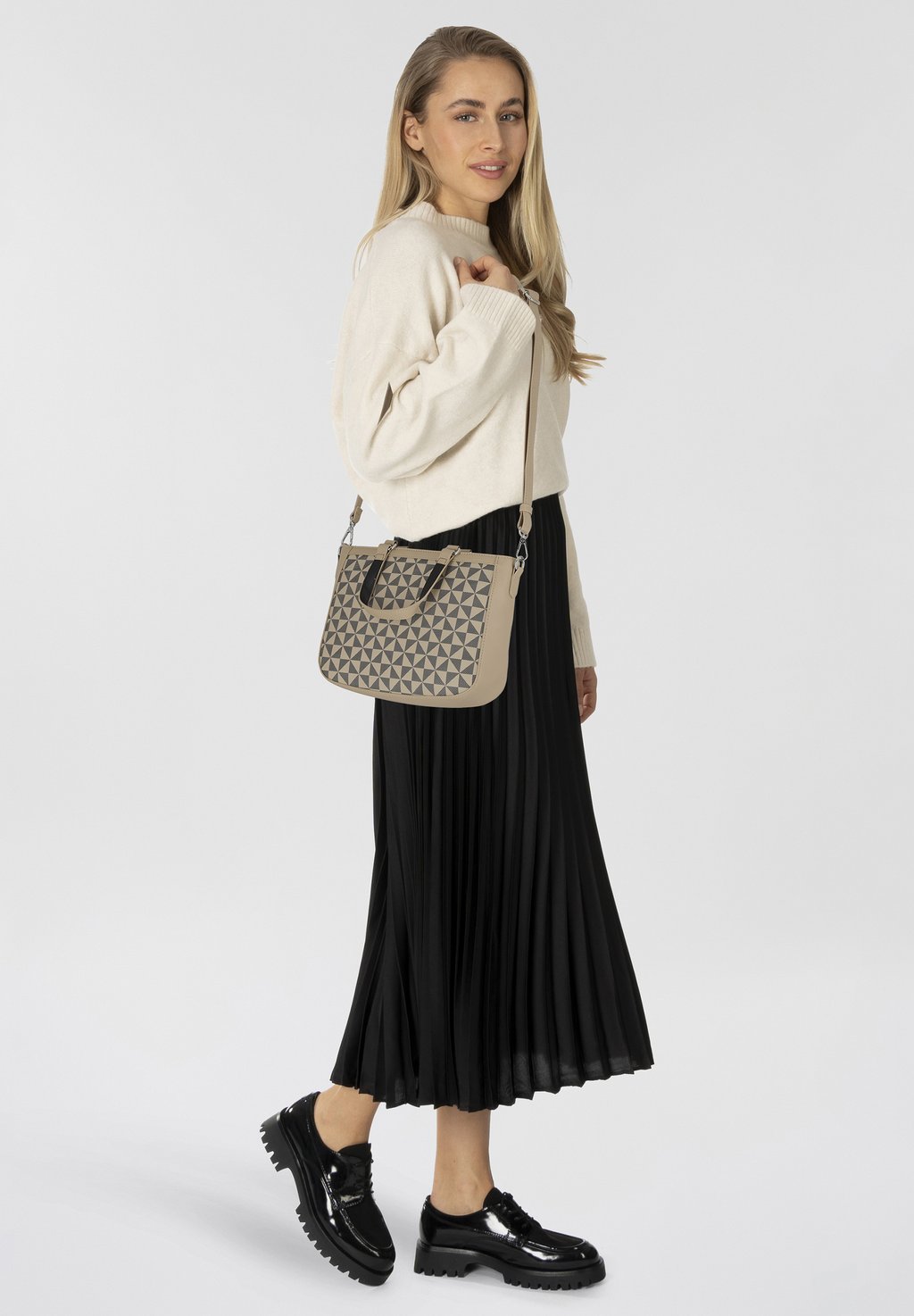 Сумка MERIA 30 CM Gabor, черный
Сумка MERIA 30 CM Gabor, черный