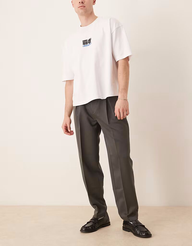 Элегантные зауженные брюки свободного кроя ASOS DESIGN с массивными шлевками для ремня в темно-сером цвете со складкой спереди