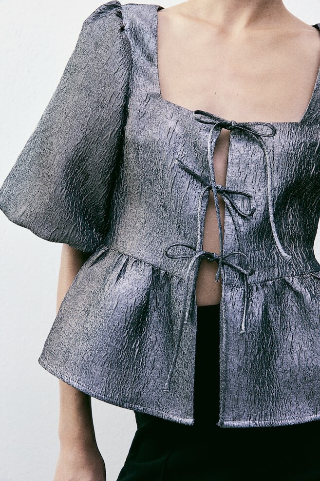 Жаккардовая блузка с завязкой H&M, серый
Жаккардовая блузка с завязкой H&M, серый