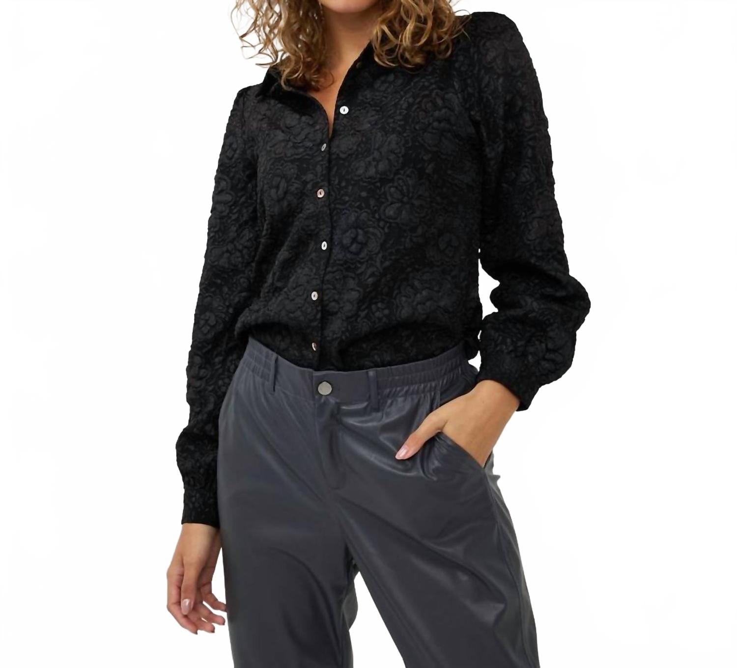 Черная блузка с цветочным жаккардом в тон ESQUALO
Черная блузка с цветочным жаккардом в тон ESQUALO