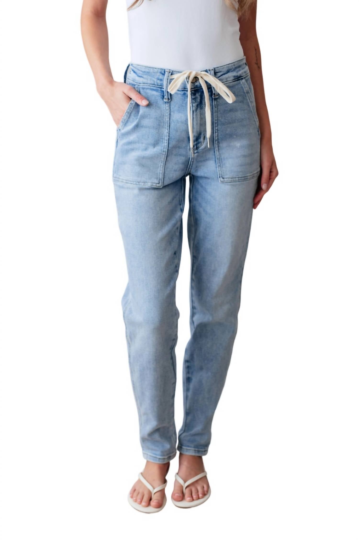 Джинсовые джоггеры Vintage Denim с высокой посадкой, светло-синего цвета Judy Blue
Джинсовые джоггеры Vintage Denim с высокой посадкой, светло-синего цвета Judy Blue