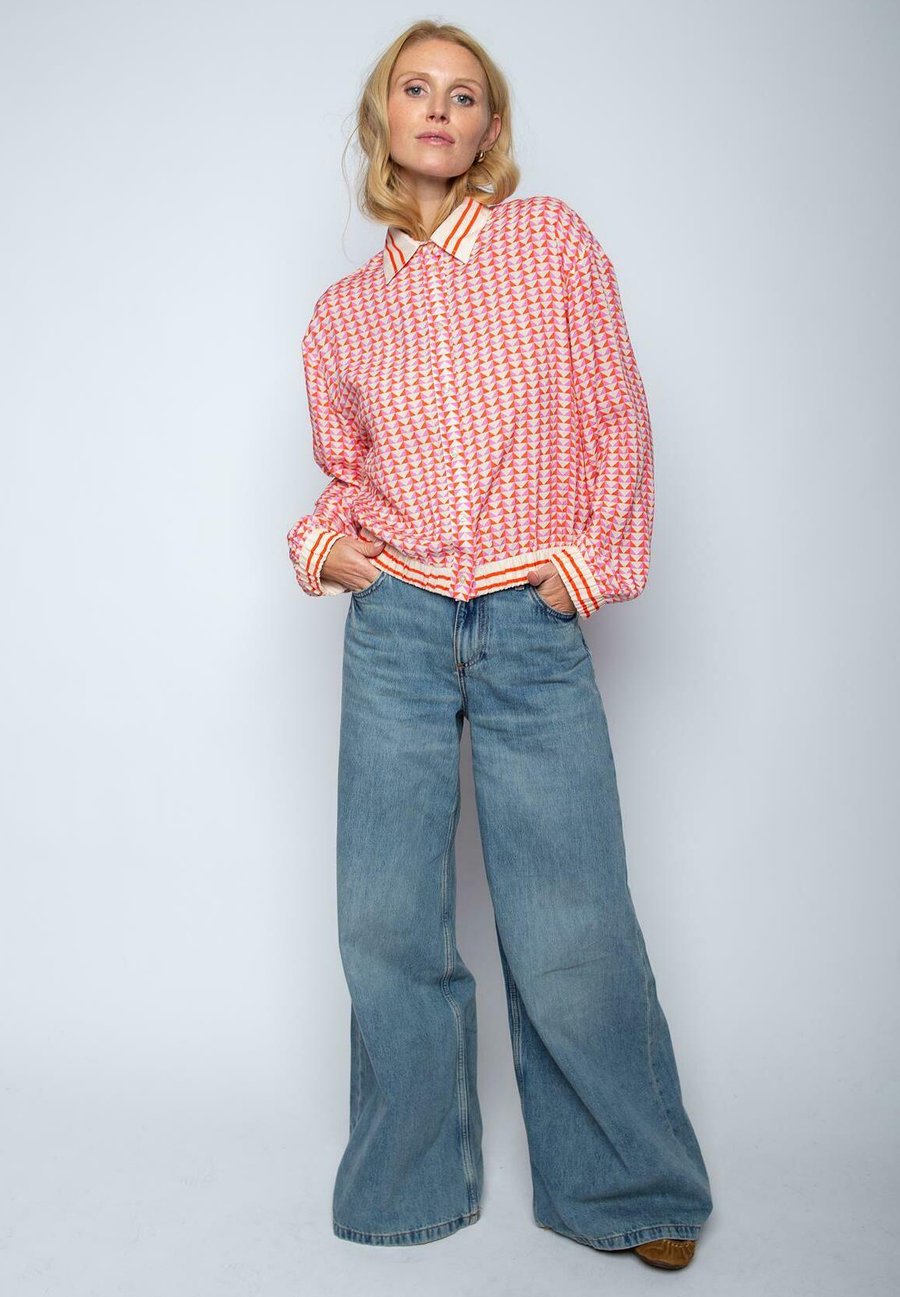 Блуза Emily van den Bergh Button-down blouse, Red/Pink Geometric/Red
Блуза Emily van den Bergh Button-down blouse, Red/Pink Geometric/Red