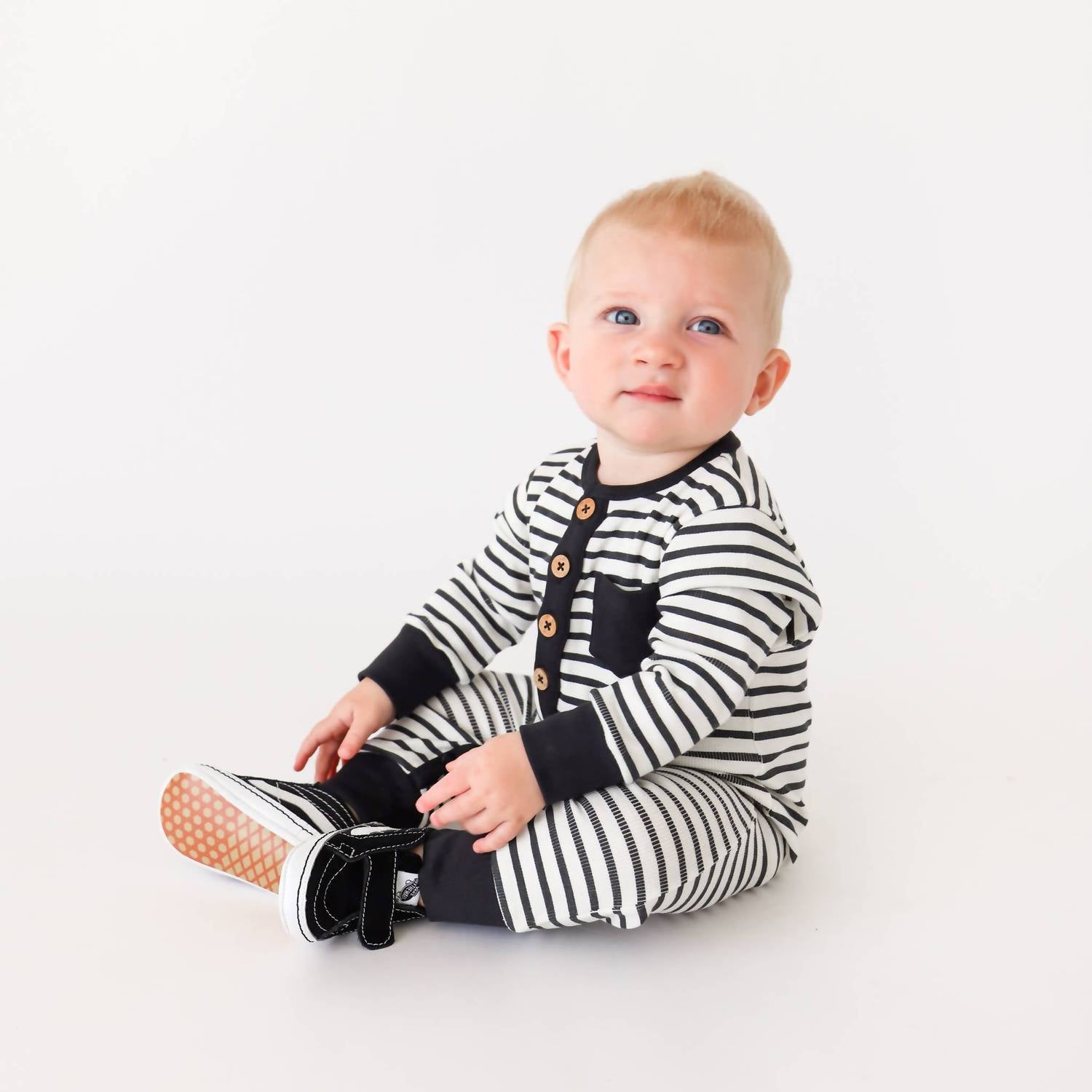 TiNY TRENDSETTER Детский комбинезон с длинными рукавами и деревянными пуговицами, в черную полоску
TiNY TRENDSETTER Детский комбинезон с длинными рукавами и деревянными пуговицами, в черную полоску