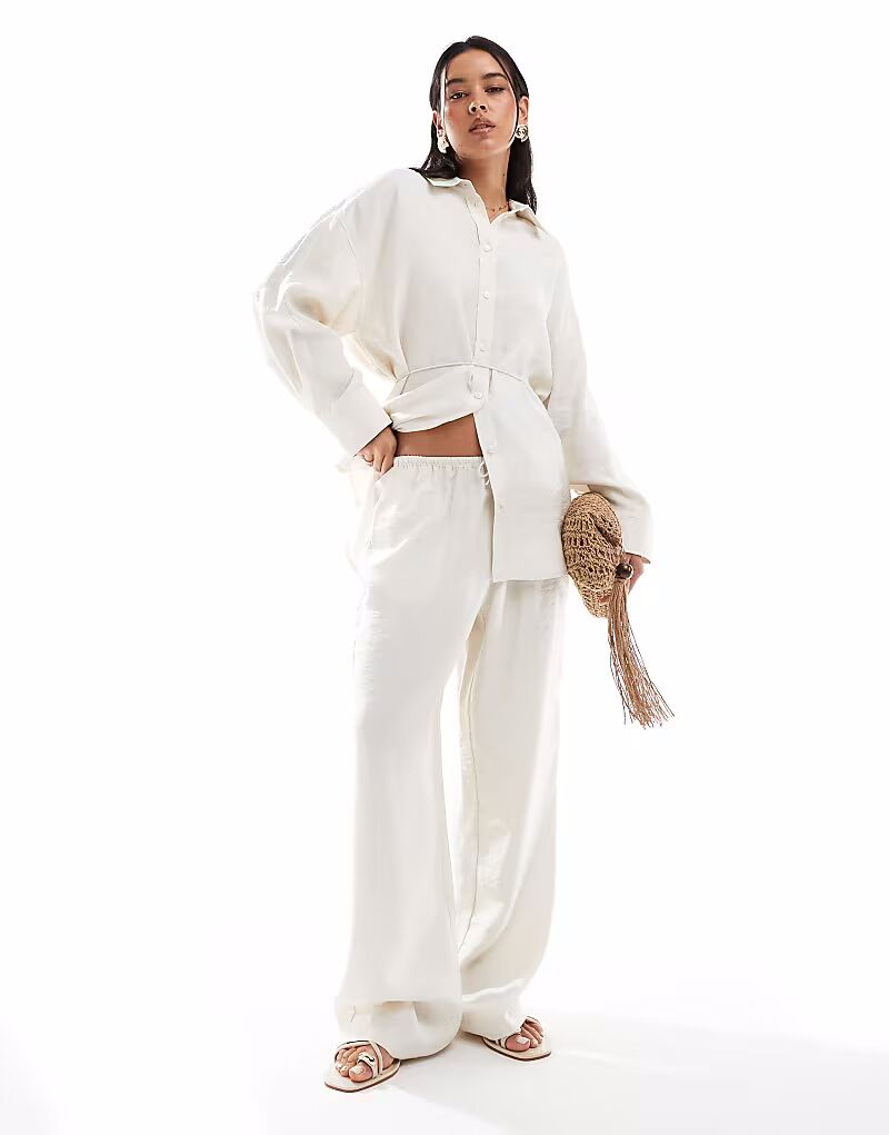 Широкие брюки из модала с завязкой на талии цвета пахты Asos Design
Широкие брюки из модала с завязкой на талии цвета пахты Asos Design