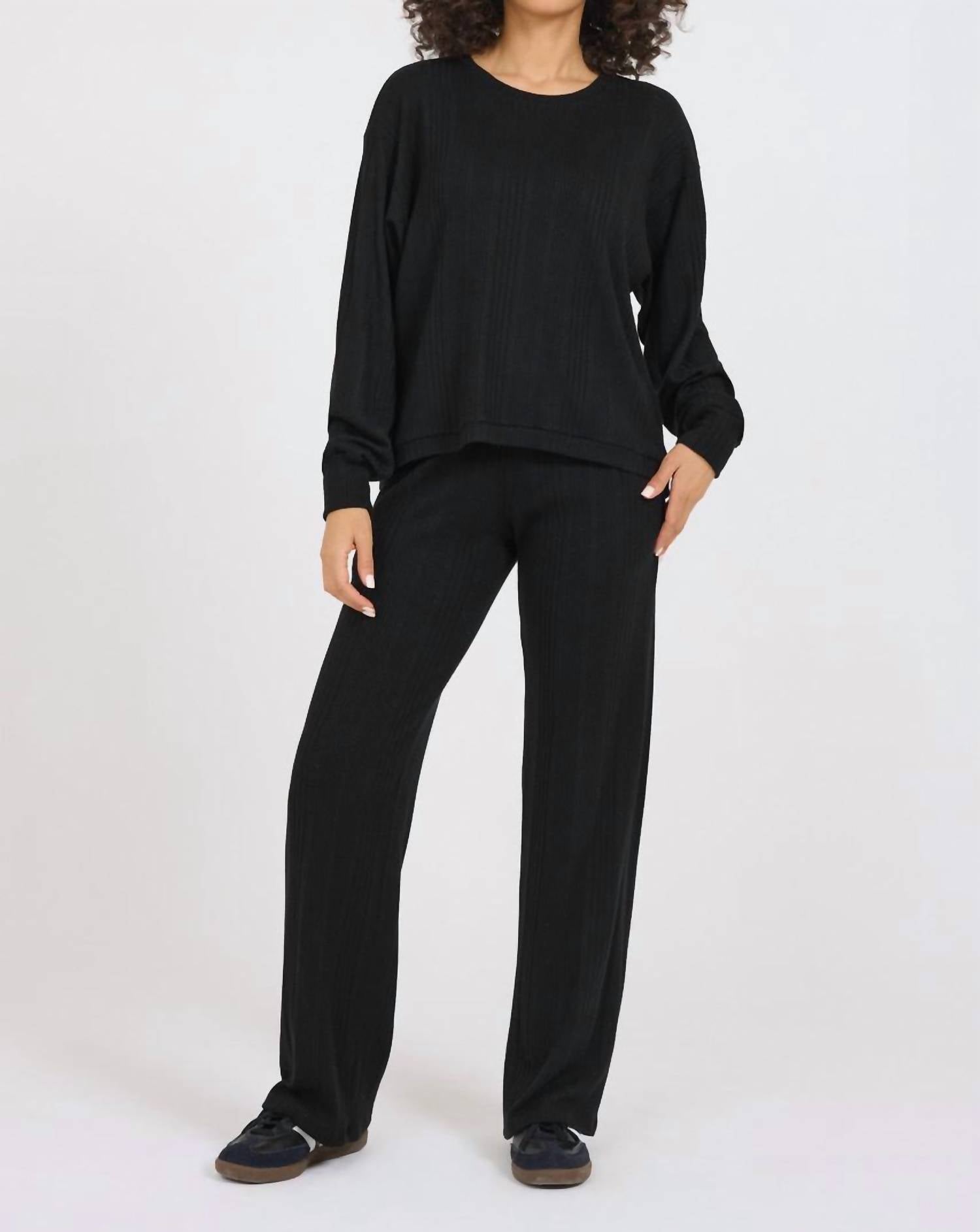 Уютный матовый высокий низкий топ в полночь Astrologie, цвет midnight
Уютный матовый высокий низкий топ в полночь Astrologie, цвет midnight