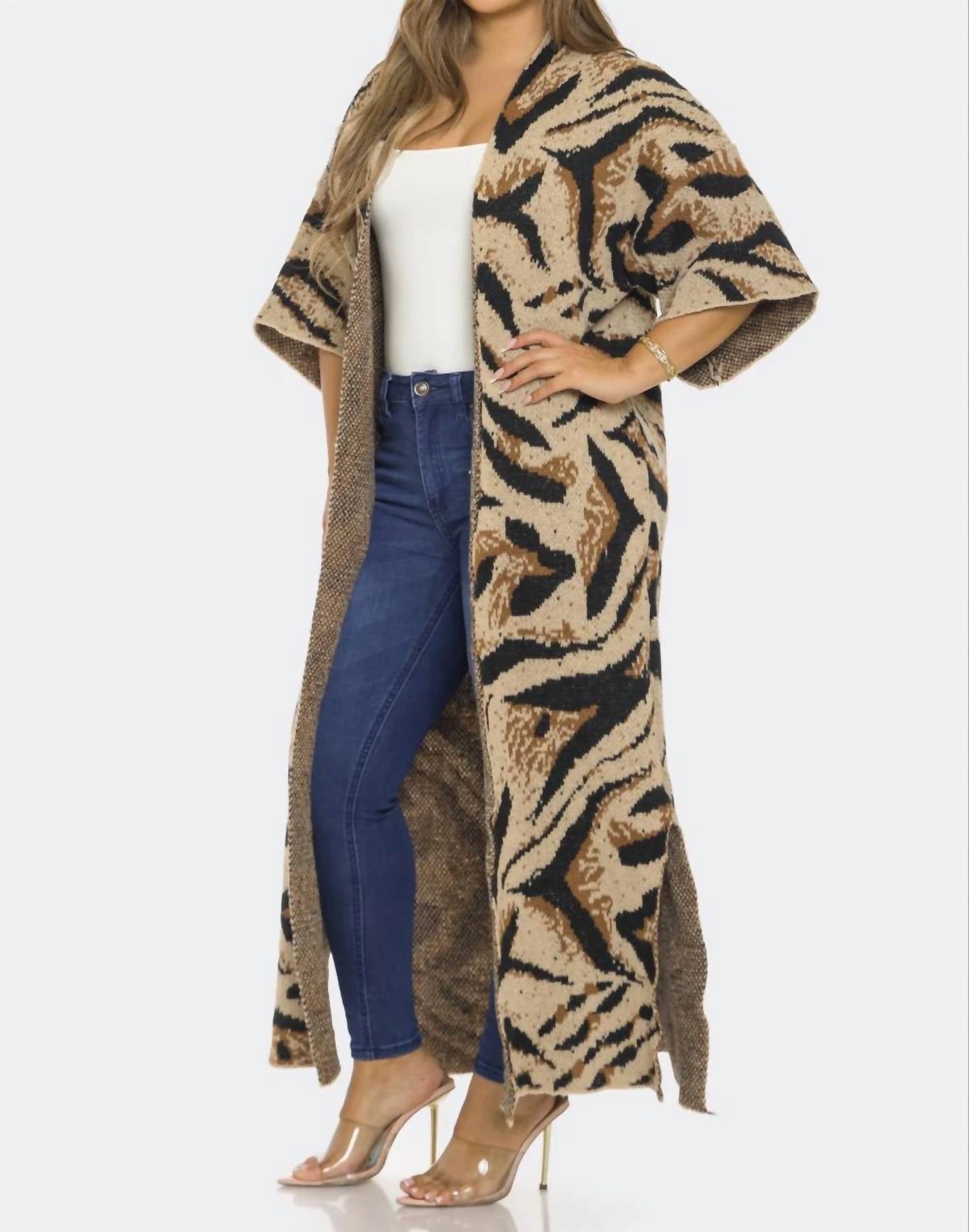 Кардиган с принтом в коричневом цвете SJK Fashion
Кардиган с принтом в коричневом цвете SJK Fashion