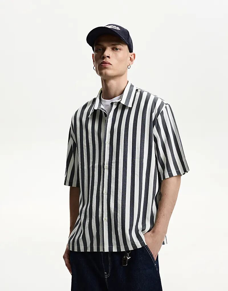 Рубашка Bershka свободного кроя с короткими рукавами серо-черного цвета
Рубашка Bershka свободного кроя с короткими рукавами серо-черного цвета