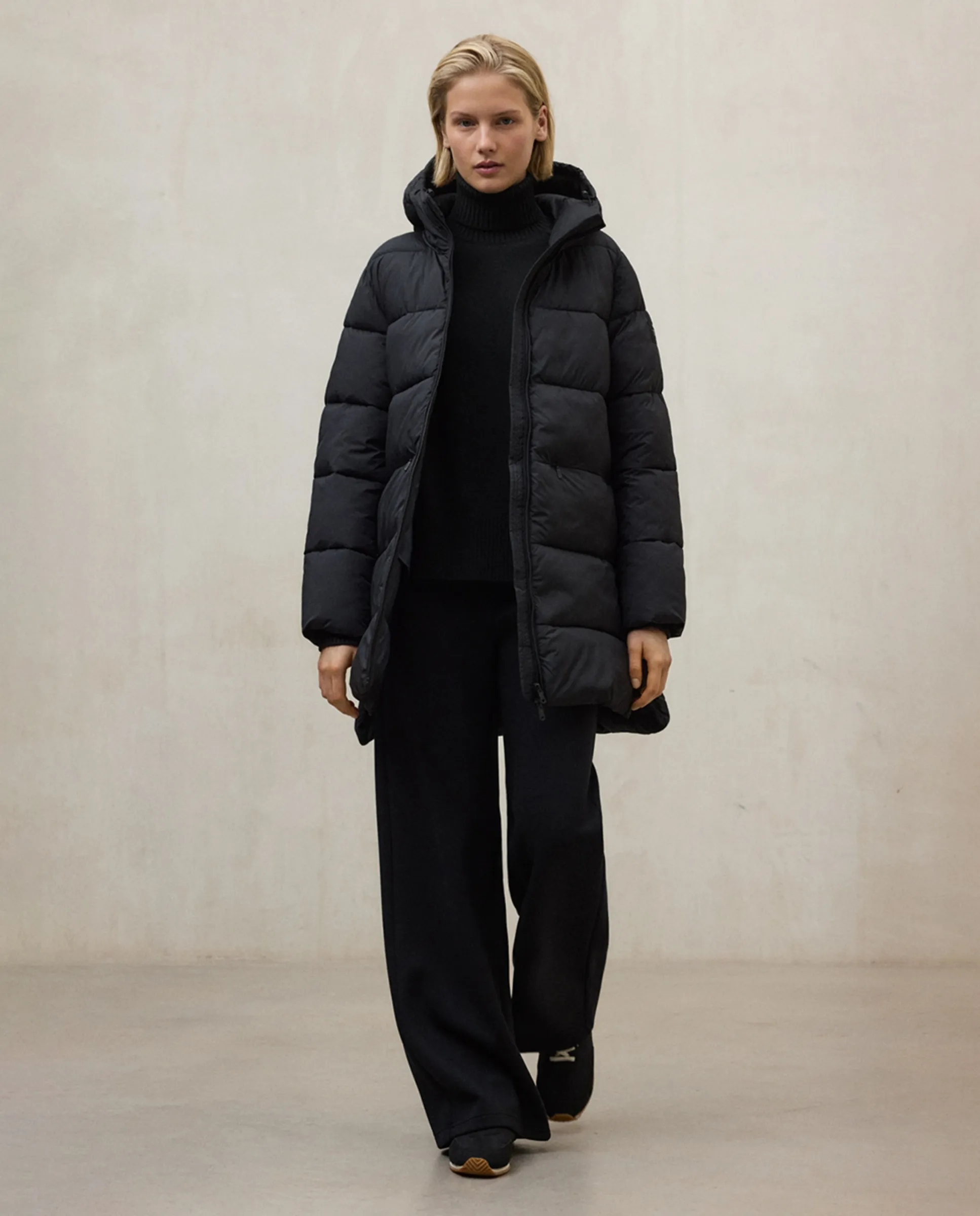 Женская стеганая куртка с застежкой-молнией, капюшоном и передними карманами Ecoalf, черный
Женская стеганая куртка с застежкой-молнией, капюшоном и передними карманами Ecoalf, черный