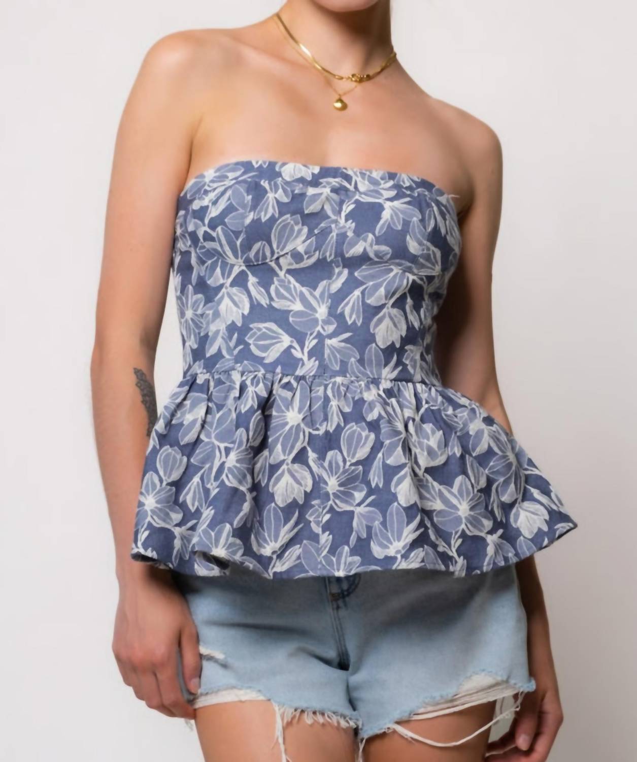 Джинсовый корсетный топ с пеплумом без бретелей в синем цвете STORIA
Джинсовый корсетный топ с пеплумом без бретелей в синем цвете STORIA