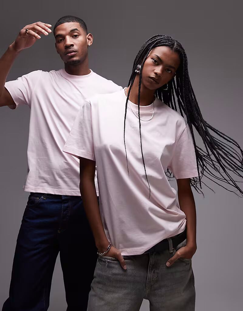 Lacoste - свободная футболка унисекс розового цвета с небольшим центральным логотипом
Lacoste - свободная футболка унисекс розового цвета с небольшим центральным логотипом