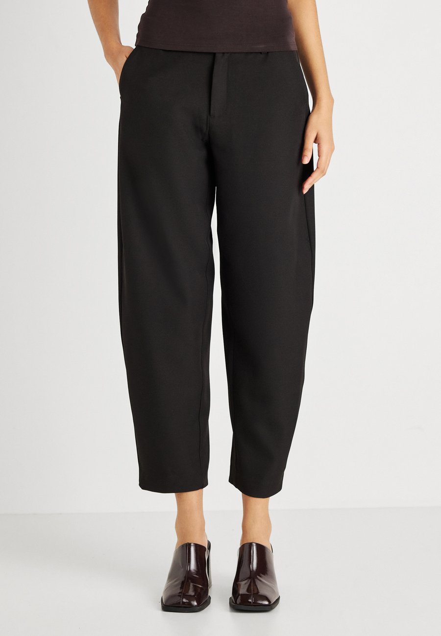 Брюки Gina Tricot BARREL TROUSERS, Black /Black
Брюки Gina Tricot BARREL TROUSERS, Black /Black