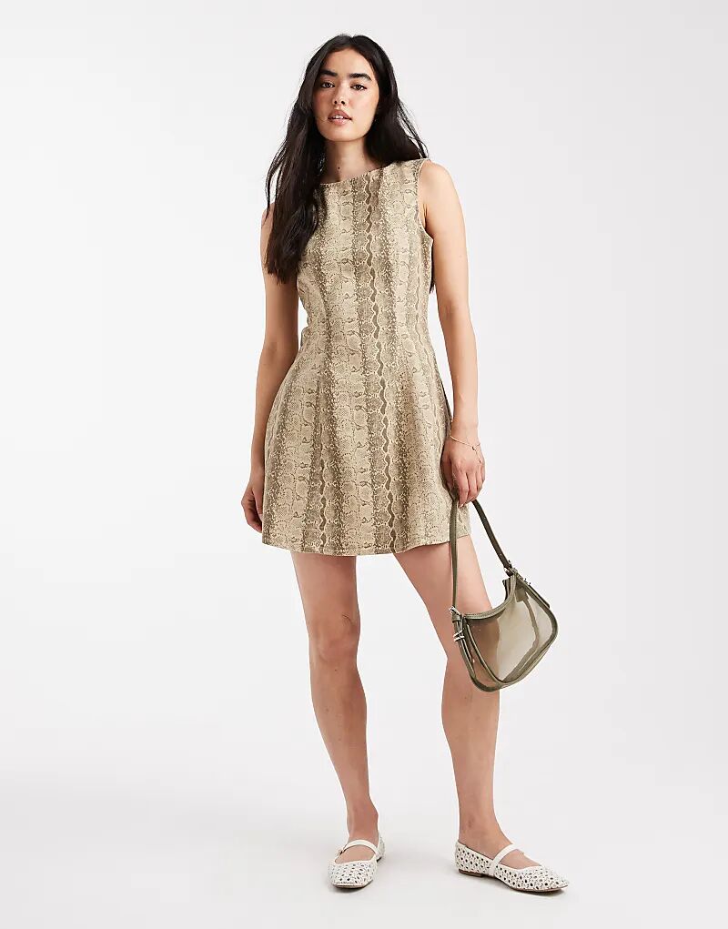 Мини-платье из денима без рукавов Pieces со змеиным принтом
Мини-платье из денима без рукавов Pieces со змеиным принтом