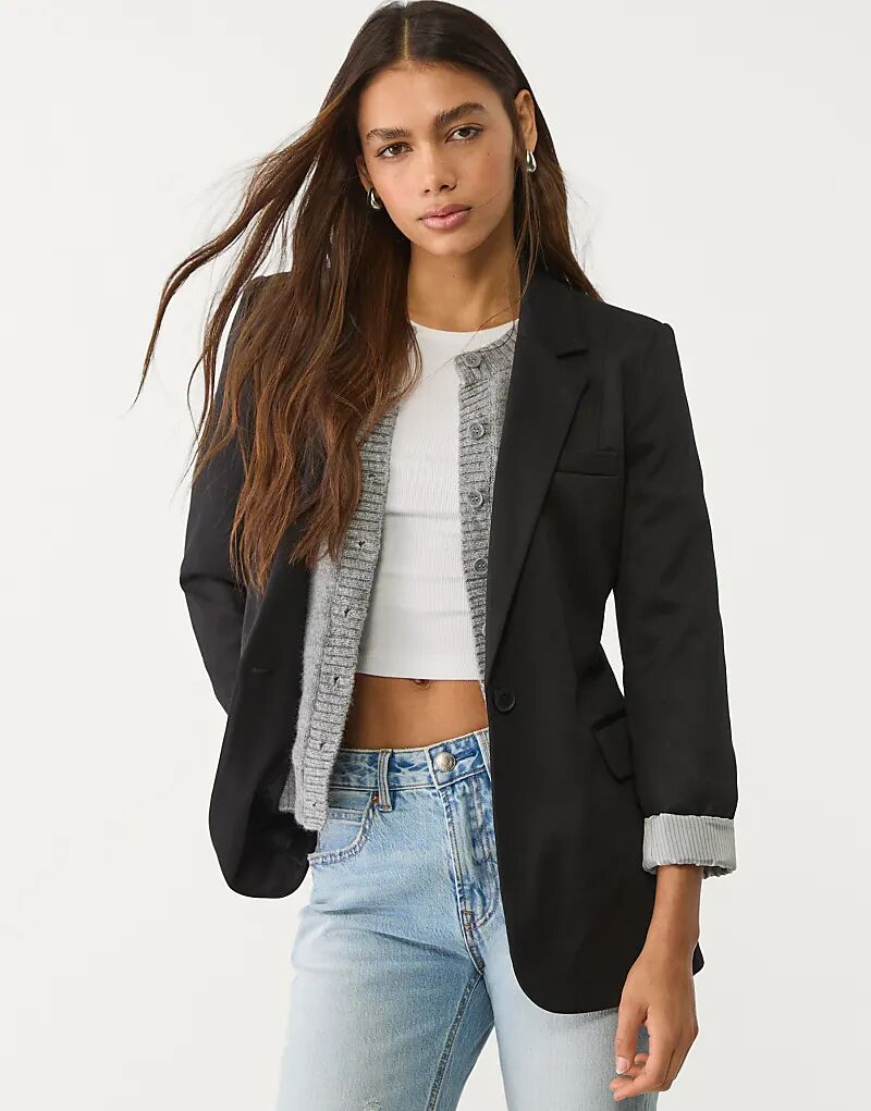 Приталенный пиджак Stradivarius черного цвета
Приталенный пиджак Stradivarius черного цвета