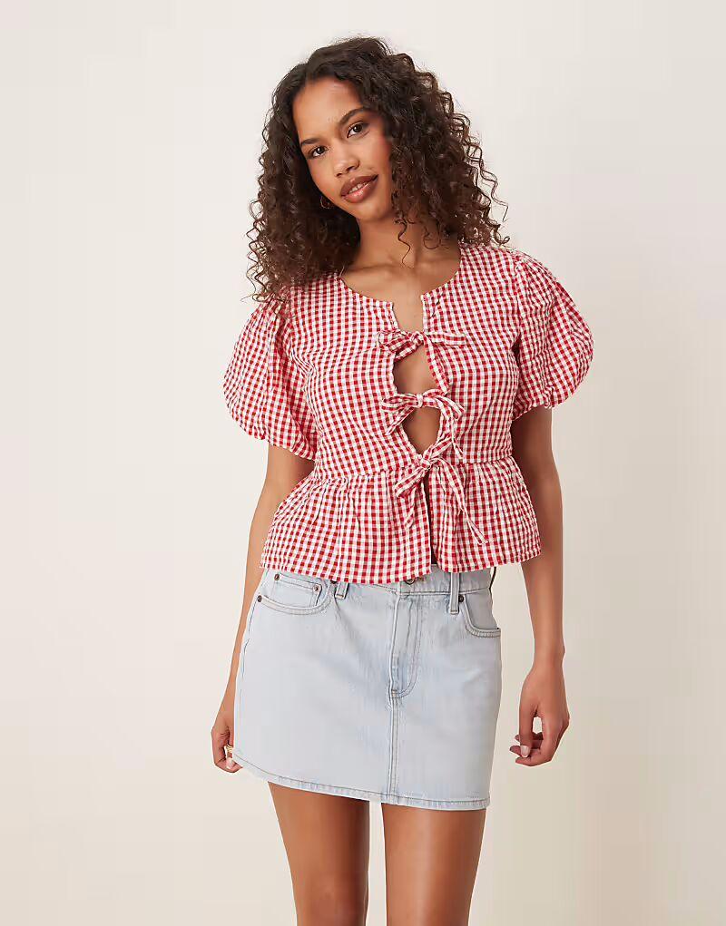 Блузка Gina Tricot с короткими рукавами и бантом в красную клетку
Блузка Gina Tricot с короткими рукавами и бантом в красную клетку