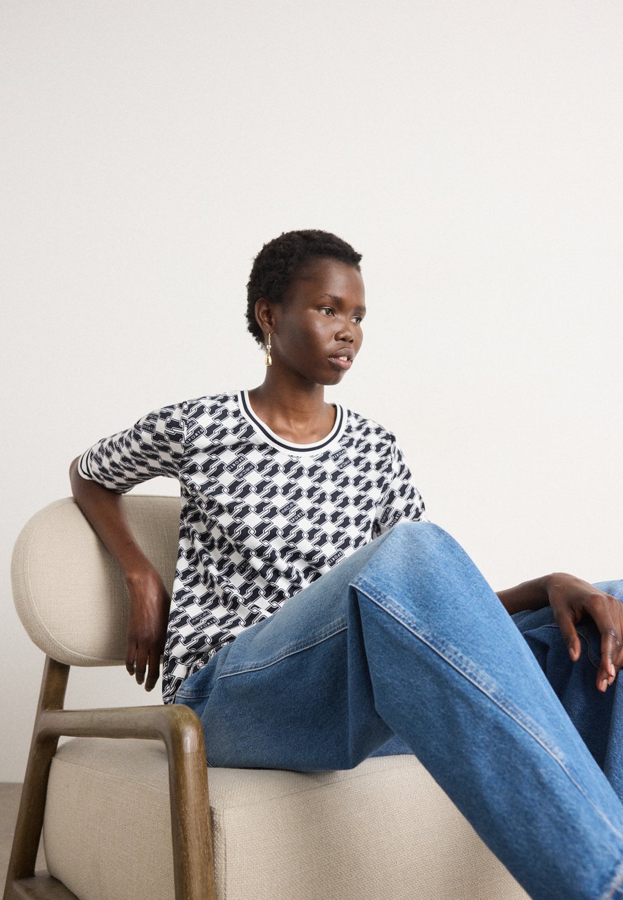 Футболка Marc Cain Print T-shirt, Offwhite/Off-White, Белый, Футболка Marc Cain Print T-shirt, Offwhite/Off-White
Футболка Marc Cain Print T-shirt, Offwhite/Off-White, Белый, Футболка Marc Cain Print T-shirt, Offwhite/Off-White