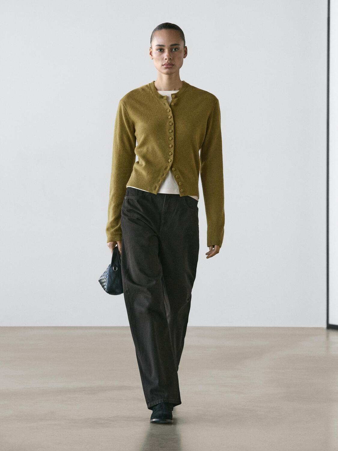 Шерстяной вязаный кардиган с обтянутыми пуговицами Massimo Dutti, olive
Шерстяной вязаный кардиган с обтянутыми пуговицами Massimo Dutti, olive