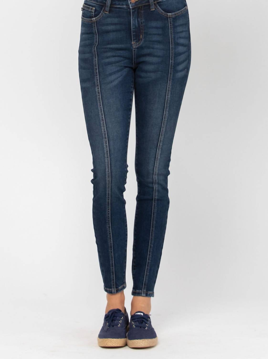 Узкие джинсы со швом посередине, темного цвета Judy Blue, цвет dark wash
Узкие джинсы со швом посередине, темного цвета Judy Blue, цвет dark wash