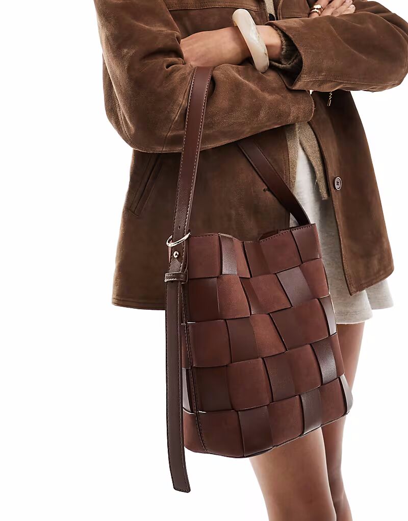 Сумка-ведро ASOS DESIGN из искусственной замши и искусственной кожи шоколадного цвета
Сумка-ведро ASOS DESIGN из искусственной замши и искусственной кожи шоколадного цвета