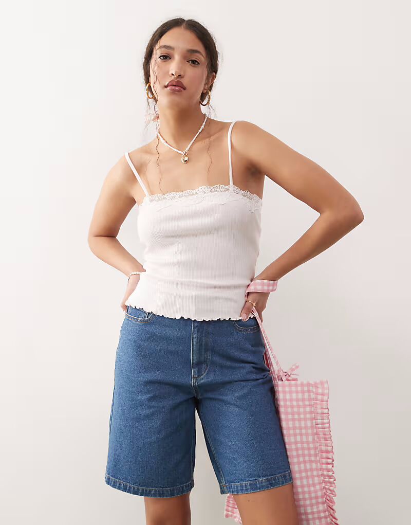 Топ Miss Selfridge с кружевной отделкой в рубчик бледно-розового цвета
Топ Miss Selfridge с кружевной отделкой в рубчик бледно-розового цвета