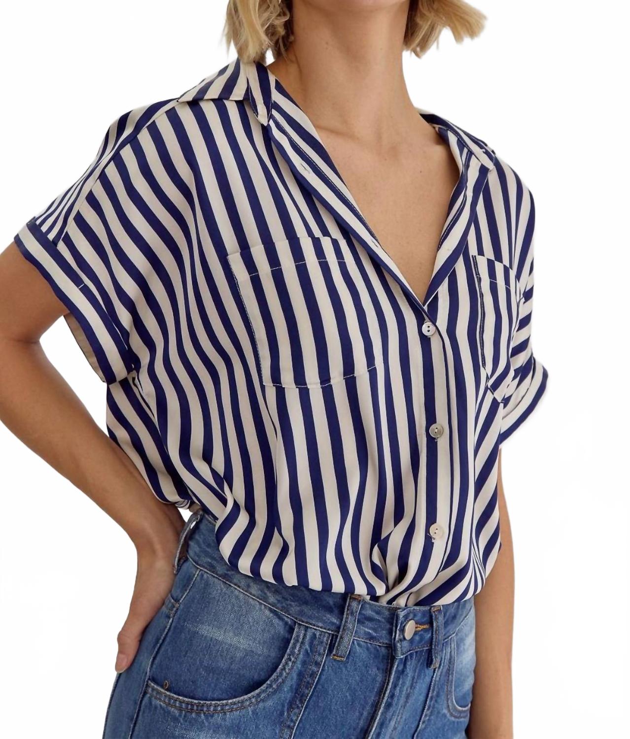Полосатая блузка с воротником и пуговицами в синем цвете Entro
Полосатая блузка с воротником и пуговицами в синем цвете Entro