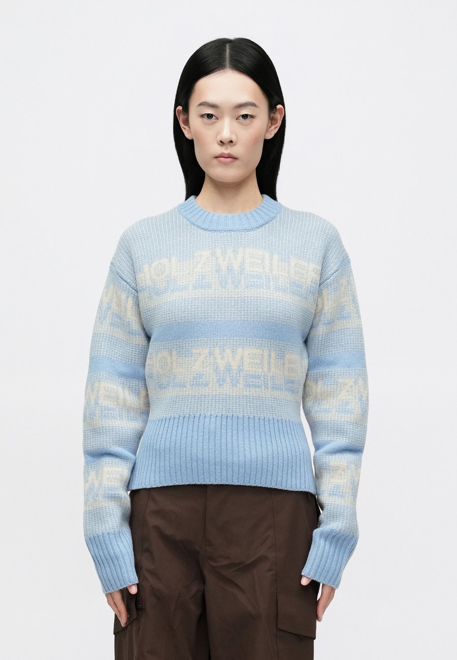 Джемпер Holzweiler SKI CAPSULE CROPPED CREW, Blue/Light Blue
Джемпер Holzweiler SKI CAPSULE CROPPED CREW, Blue/Light Blue