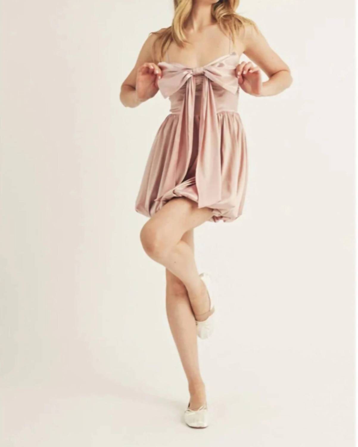 STORIA Атласное платье с бантом, розового цвета
STORIA Атласное платье с бантом, розового цвета