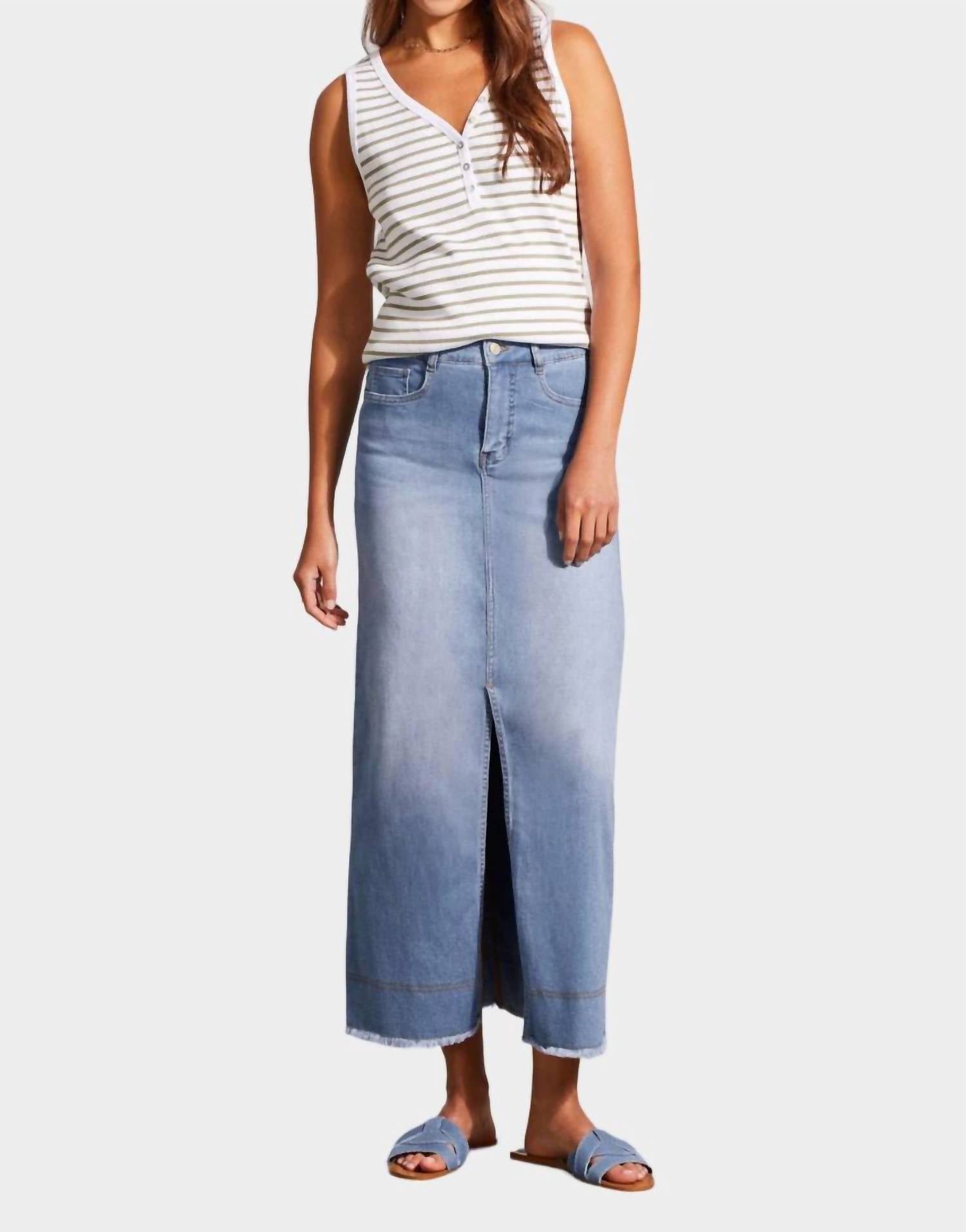 Длинная джинсовая юбка небесно-голубого цвета TRIBAL
Длинная джинсовая юбка небесно-голубого цвета TRIBAL