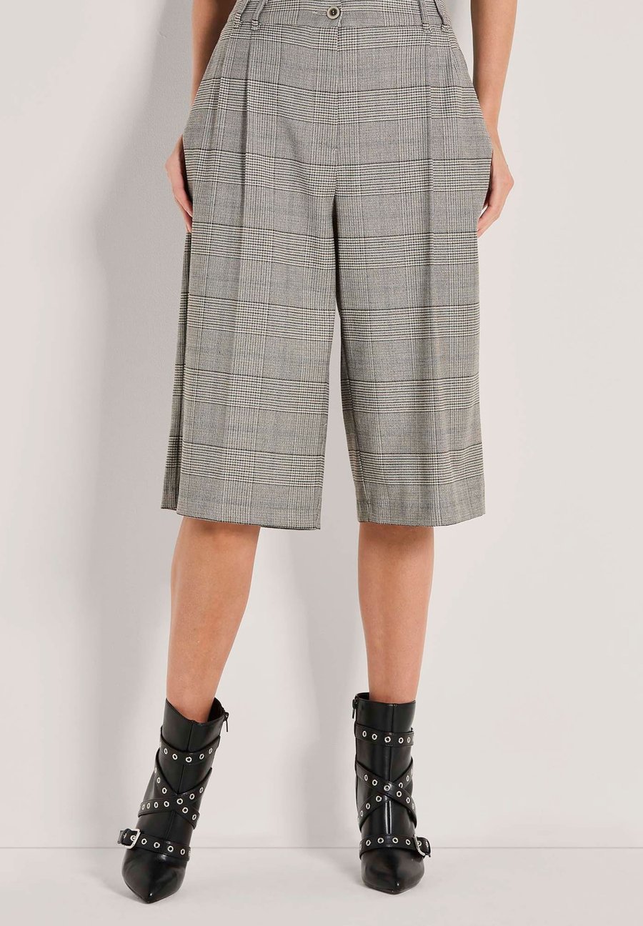 Шорты MADELEINE GLENCHECK BERMUDA MIT BUND, Graphite Multicolor/Anthracite
Шорты MADELEINE GLENCHECK BERMUDA MIT BUND, Graphite Multicolor/Anthracite