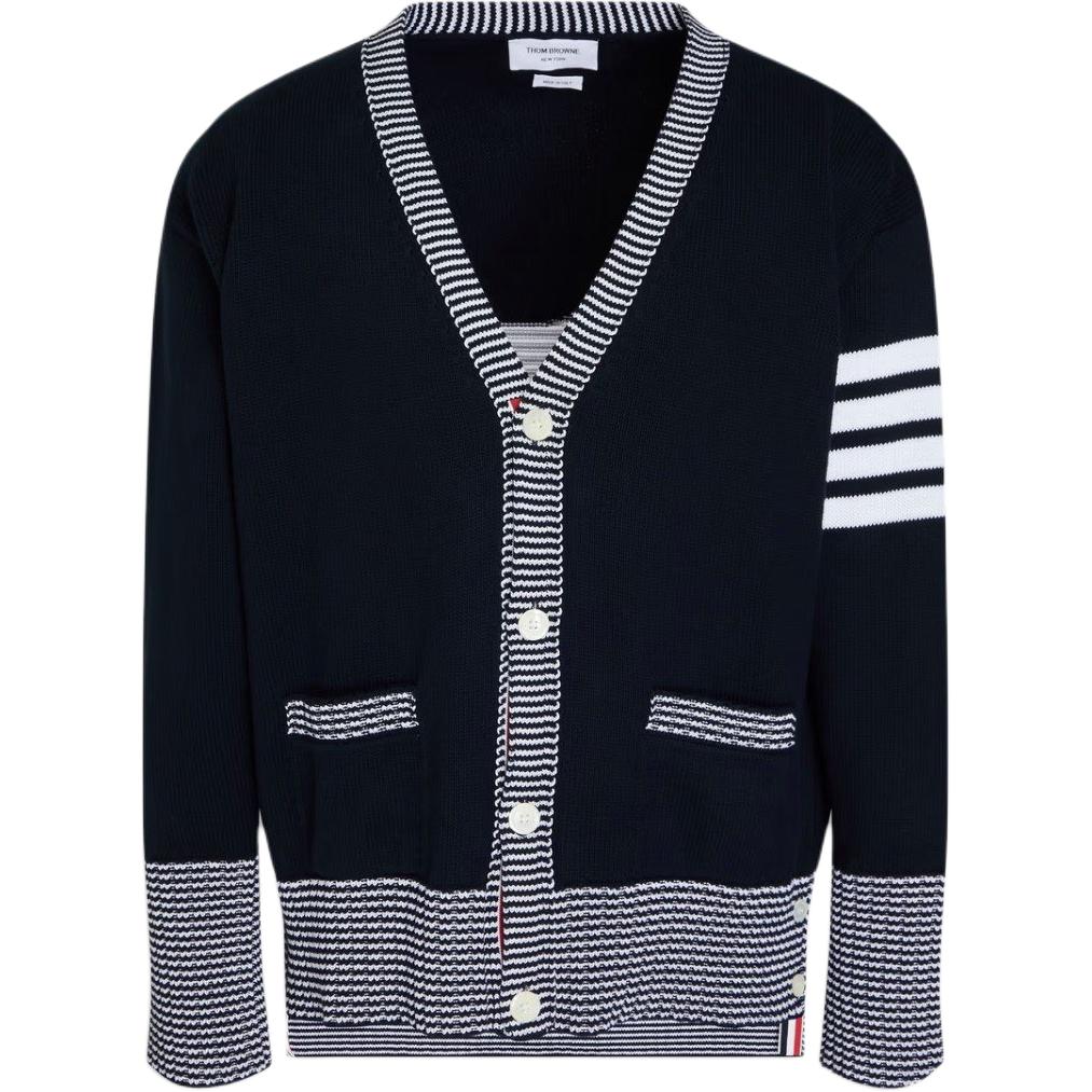 THOM BROWNE Трикотажный кардиган мужской с V-образным вырезом, цвет Marine Blue
THOM BROWNE Трикотажный кардиган мужской с V-образным вырезом, цвет Marine Blue