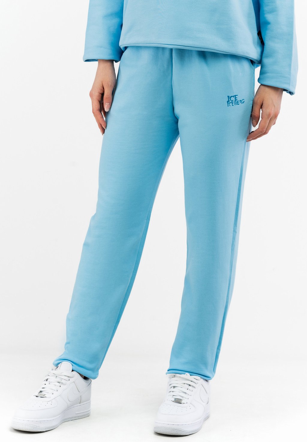 Спортивные штаны STRAIGHT CUT WITH BACK LOGO ICE ICEBERG, светло-голубой 
Спортивные штаны STRAIGHT CUT WITH BACK LOGO ICE ICEBERG, светло-голубой