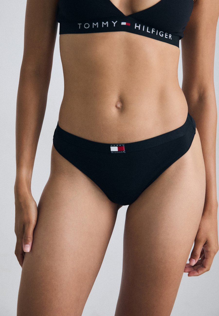 Трусы Tommy Hilfiger HERITAGE THONG 3 PACK , Black/Multi-Coloured
Трусы Tommy Hilfiger HERITAGE THONG 3 PACK , Black/Multi-Coloured