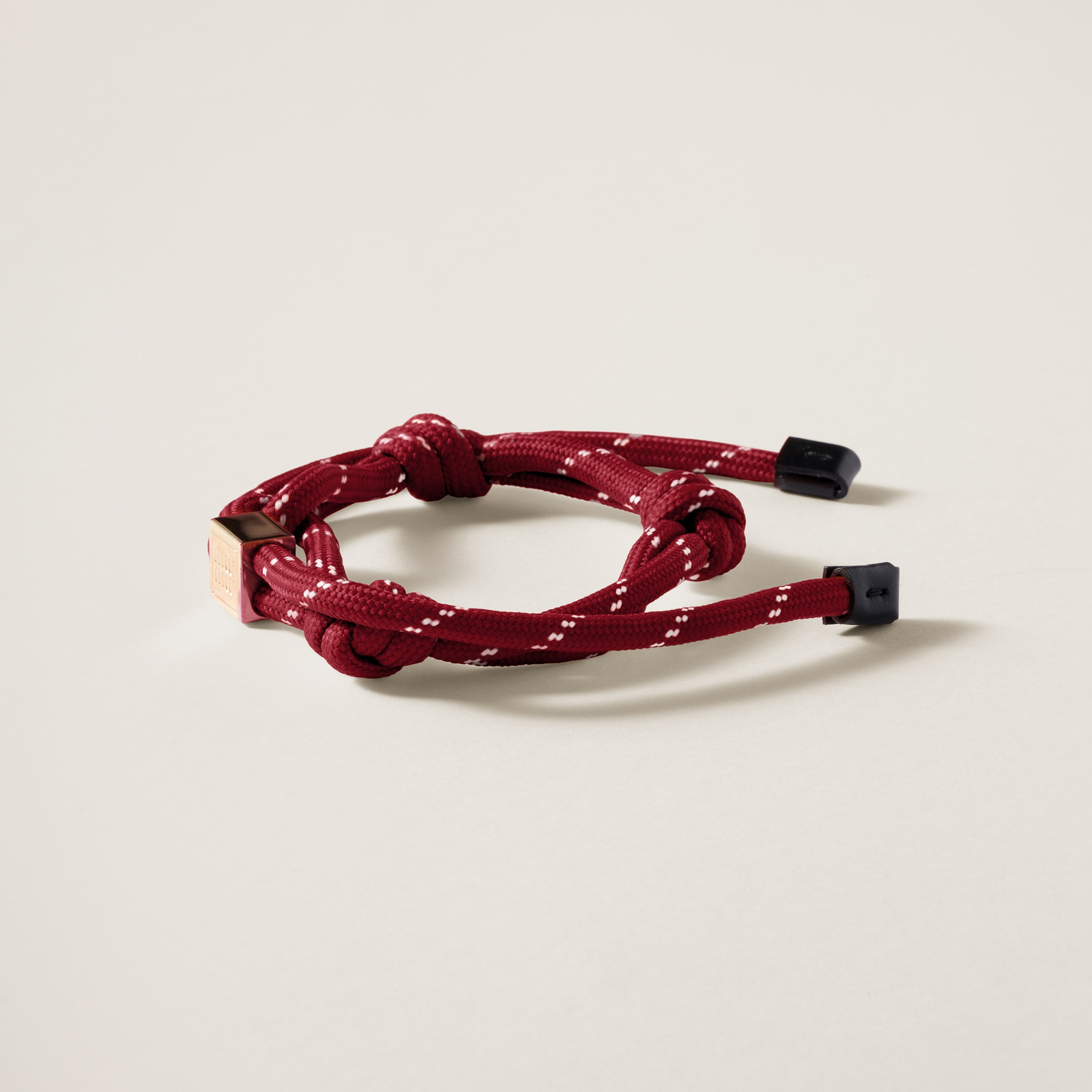 Шнурковый браслет MIU MIU, бордовый
Шнурковый браслет MIU MIU, бордовый