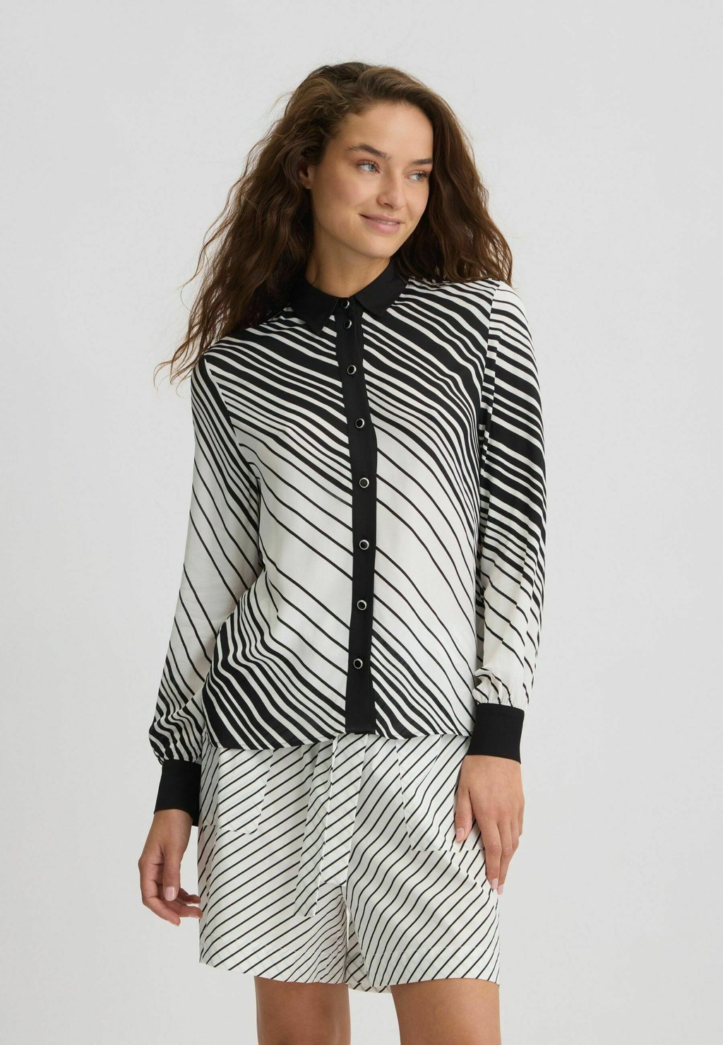 Блузка на пуговицах LIU JO, черный
Блузка на пуговицах LIU JO, черный