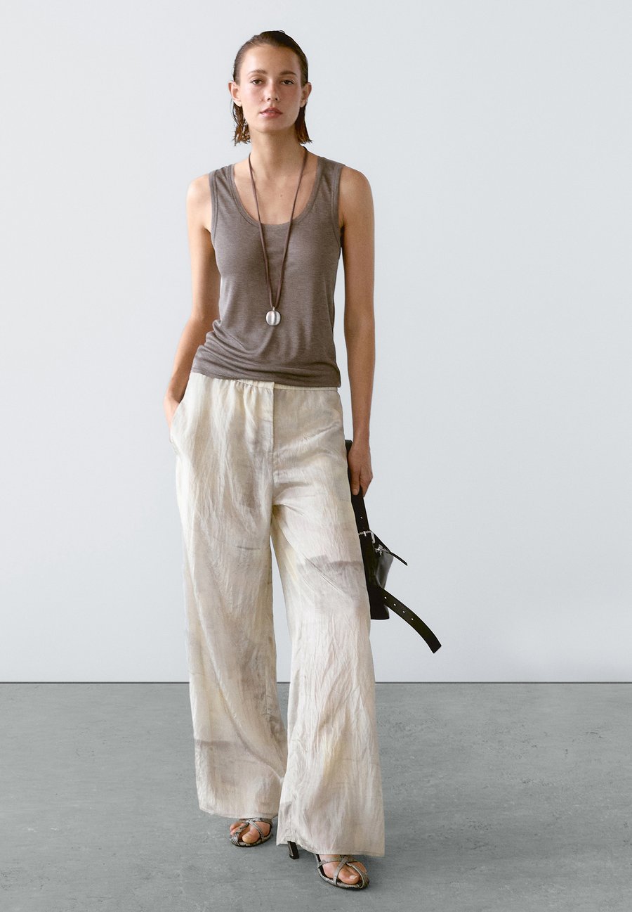 Брюки Massimo Dutti FLOWING STRAIGHT-LEG PRINT, Blue Grey/Blue-Grey
Брюки Massimo Dutti FLOWING STRAIGHT-LEG PRINT, Blue Grey/Blue-Grey