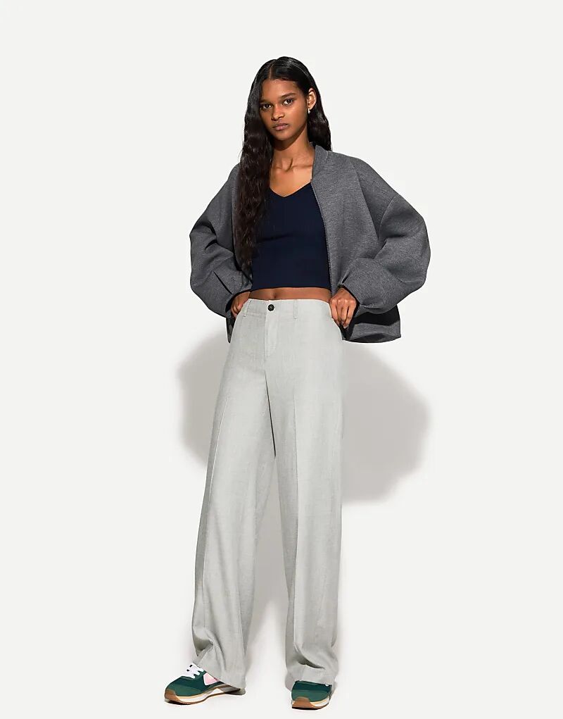 Широкие брюки Bershka светло-серого цвета
Широкие брюки Bershka светло-серого цвета