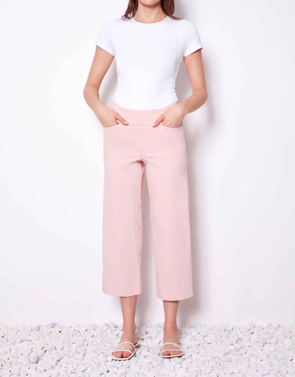 Льняные укороченные техно-штаны в розовом цвете Up!
Льняные укороченные техно-штаны в розовом цвете Up!