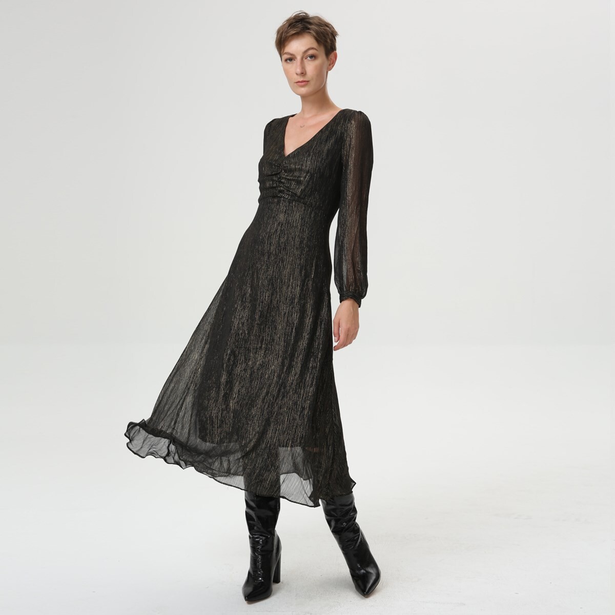 Платье миди с эффектом золотых блесток и v-образным вырезом Smart And Joy, черный
Платье миди с эффектом золотых блесток и v-образным вырезом Smart And Joy, черный