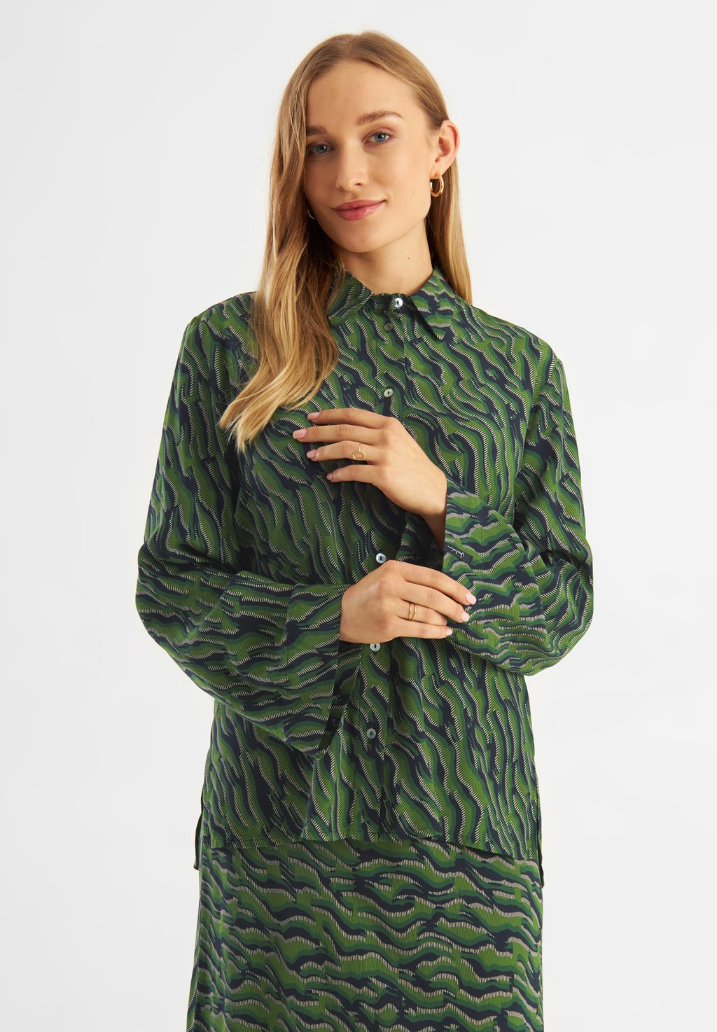 Блузка на пуговицах NEW WIDE Jascha Stockholm, зеленый
Блузка на пуговицах NEW WIDE Jascha Stockholm, зеленый