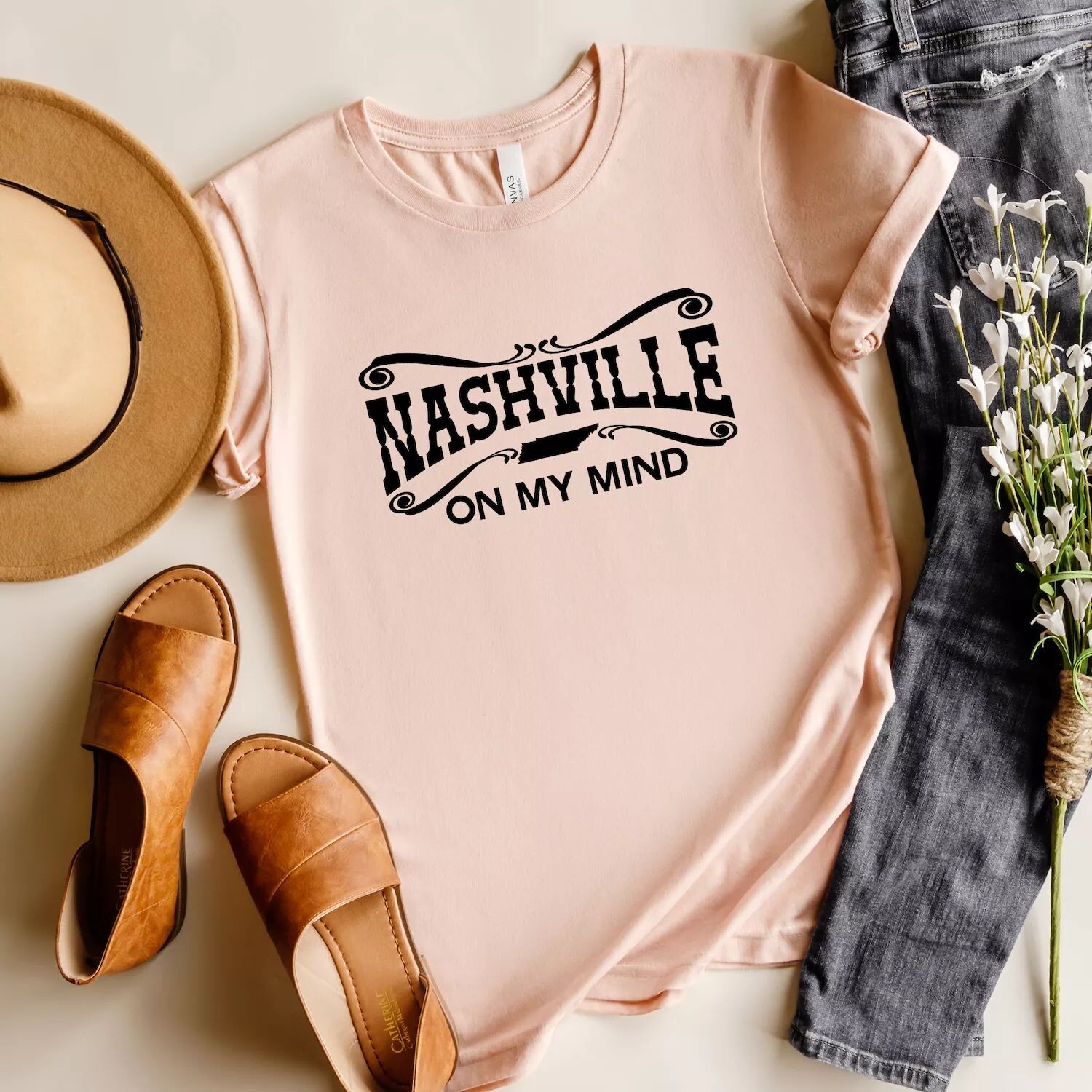 Футболка с короткими рукавами и рисунком Nashville On My Mind Simply Sage Market
Футболка с короткими рукавами и рисунком Nashville On My Mind Simply Sage Market