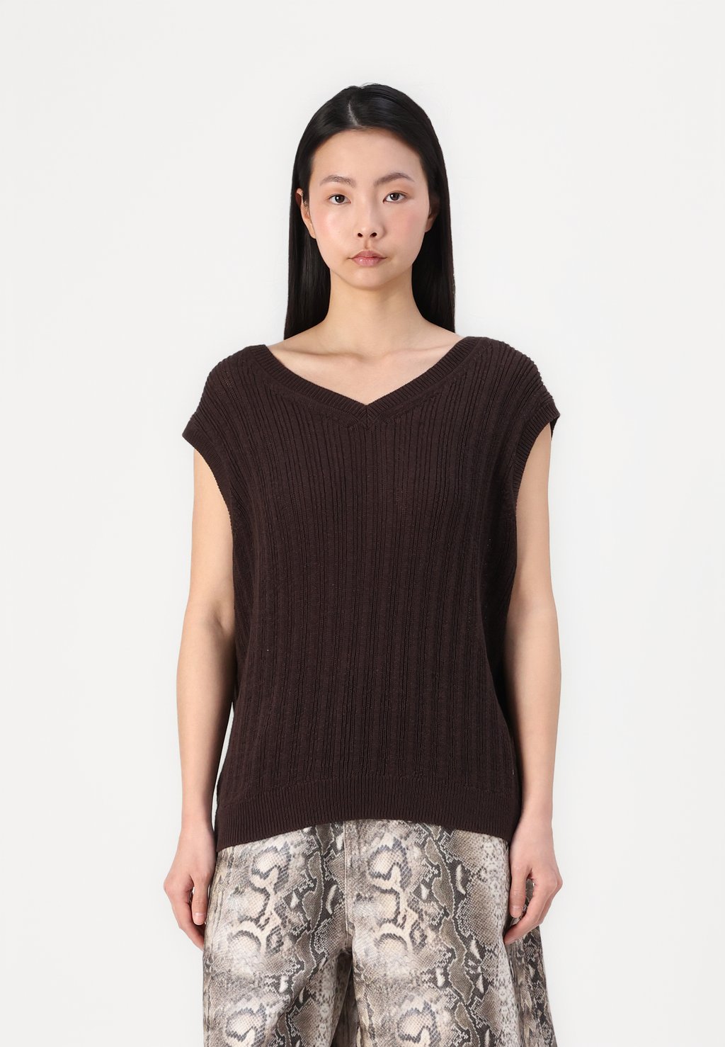 Жилет ISOLA VEST Weekday, коричневый
Жилет ISOLA VEST Weekday, коричневый