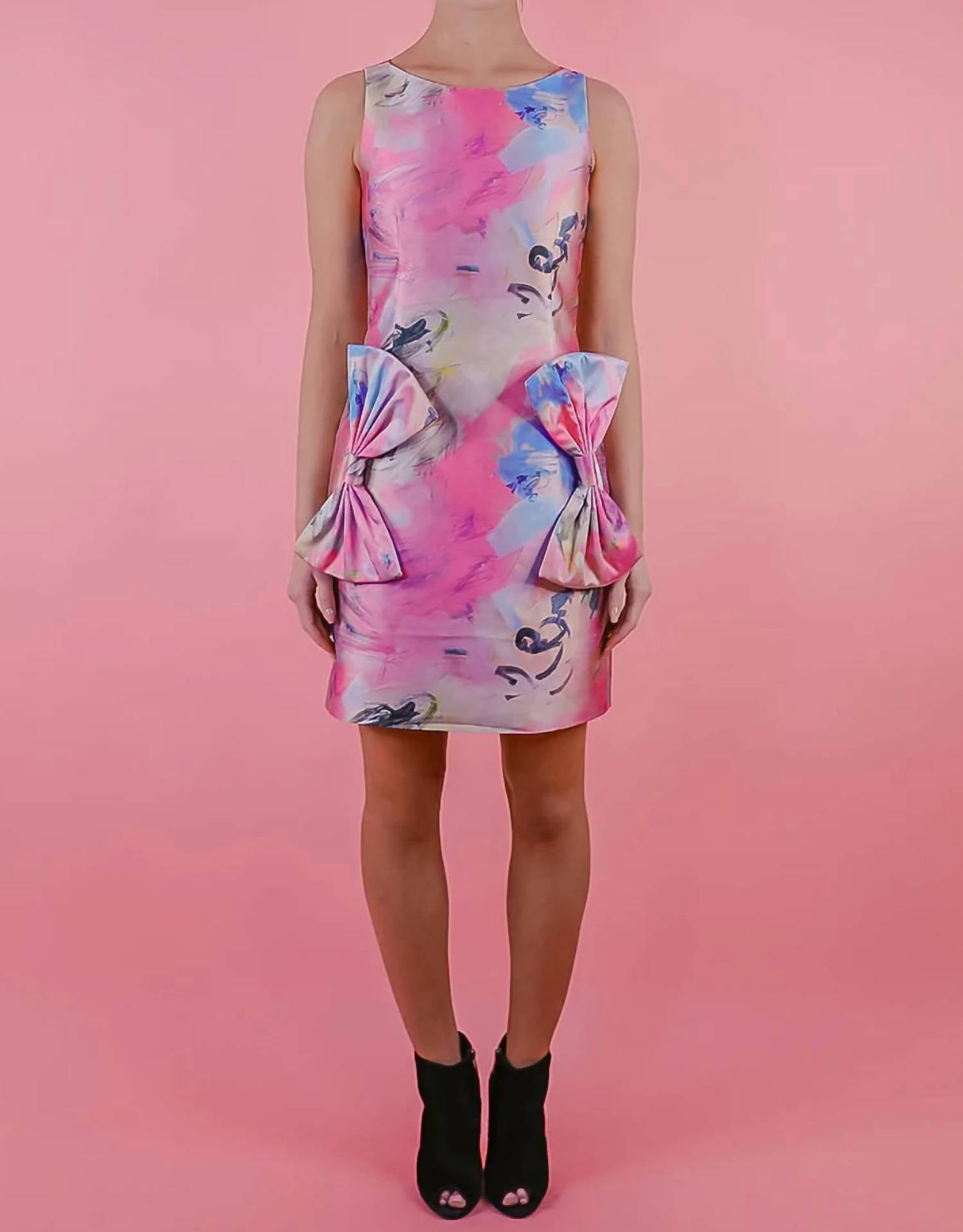 Платье Candace с карманами-бантиками и живописным принтом Neubyrne, цвет painterly print
Платье Candace с карманами-бантиками и живописным принтом Neubyrne, цвет painterly print