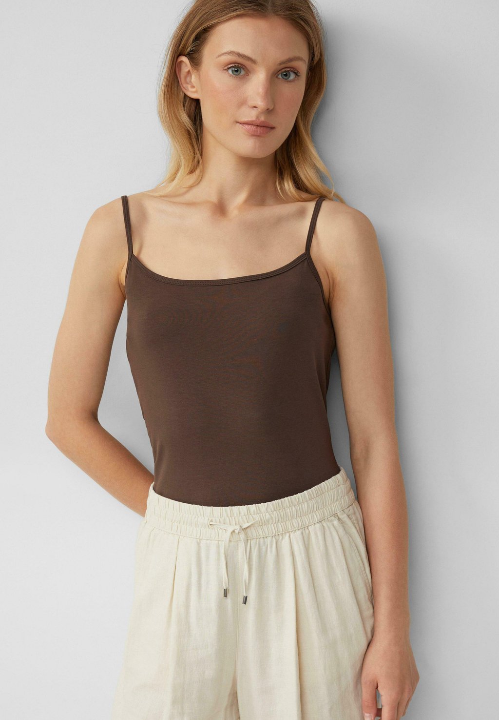 Топ SLIM-FIT MIT VERSTELLBAREN SPAGHETTITRÄGERN s.Oliver, темно-коричневый
Топ SLIM-FIT MIT VERSTELLBAREN SPAGHETTITRÄGERN s.Oliver, темно-коричневый