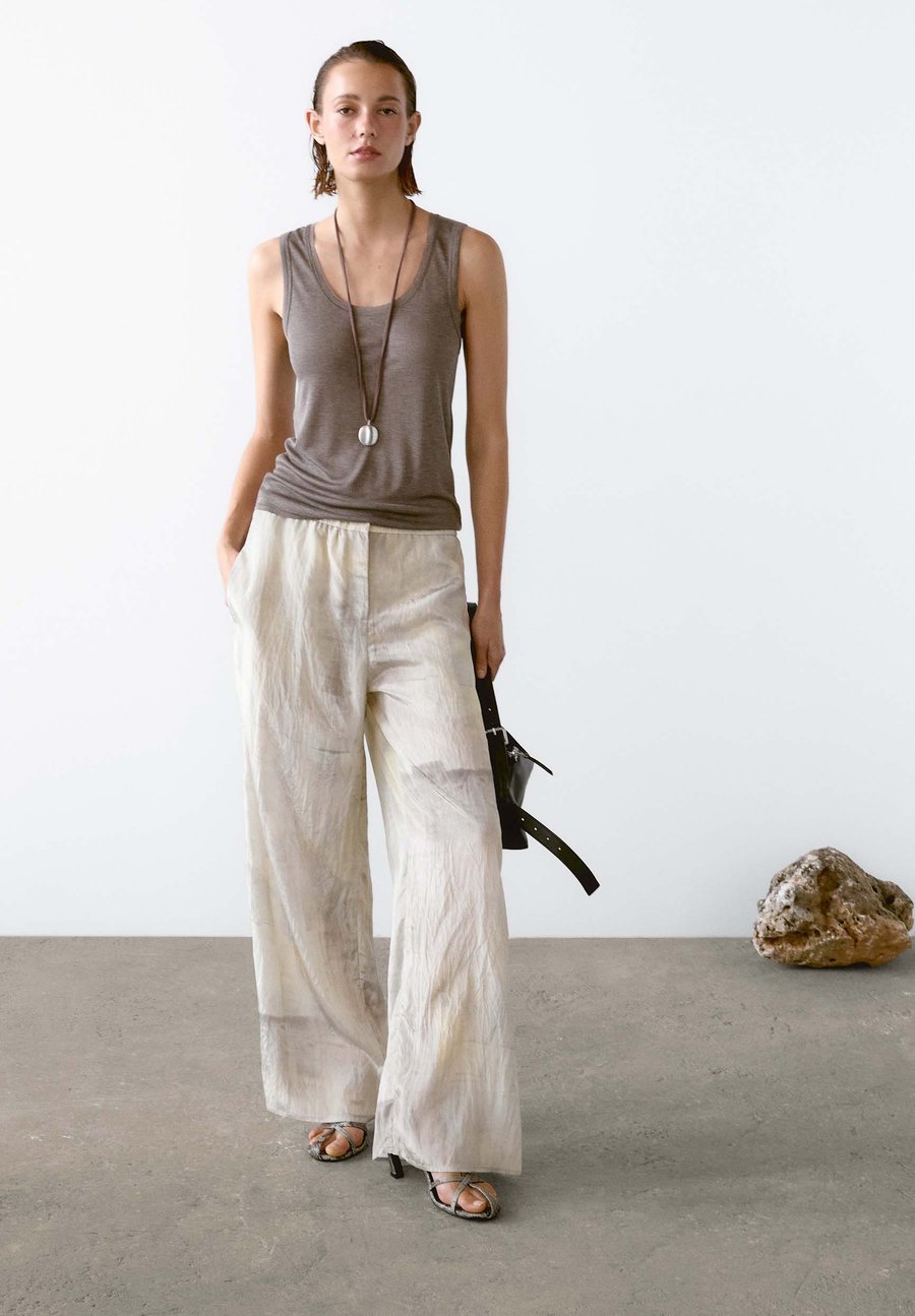 Топ Massimo Dutti ROUND NECK WITH SEAM DETAILS, Brown
Топ Massimo Dutti ROUND NECK WITH SEAM DETAILS, Brown