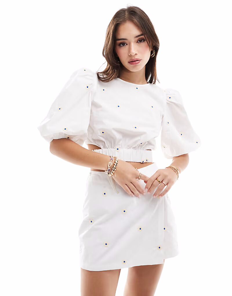 Топ с вышитыми рукавами-фонариками с цветочным принтом Asos Design, белый
Топ с вышитыми рукавами-фонариками с цветочным принтом Asos Design, белый