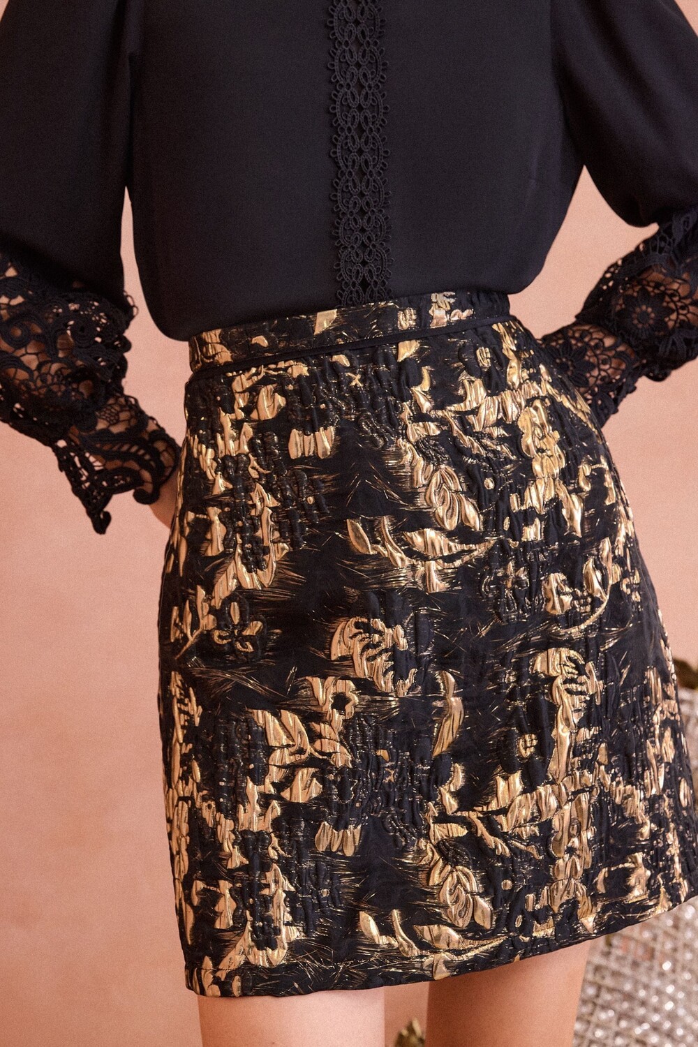 Мини юбка из жаккарда Love & Roses, золотой
Мини юбка из жаккарда Love & Roses, золотой