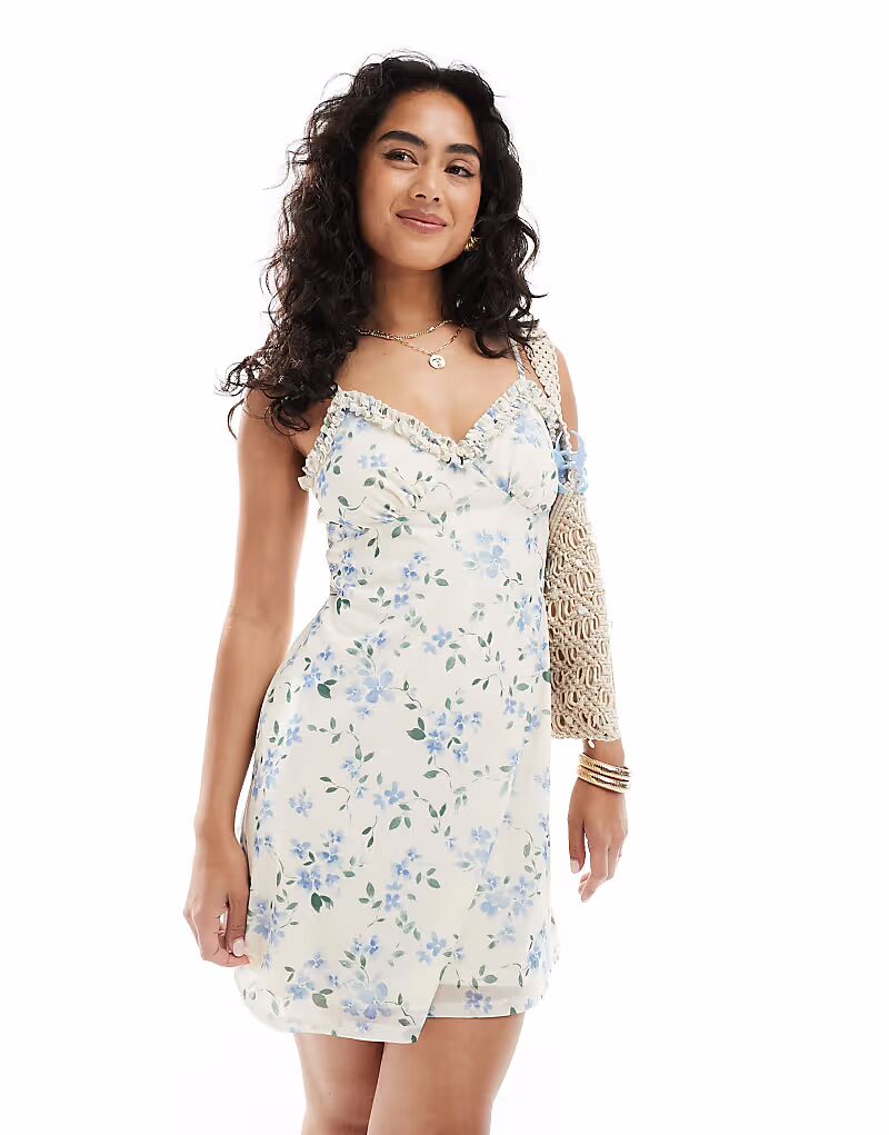 Мини-платье New Look с цветочным принтом и бретельками в сетке белого цвета 
Мини-платье New Look с цветочным принтом и бретельками в сетке белого цвета
