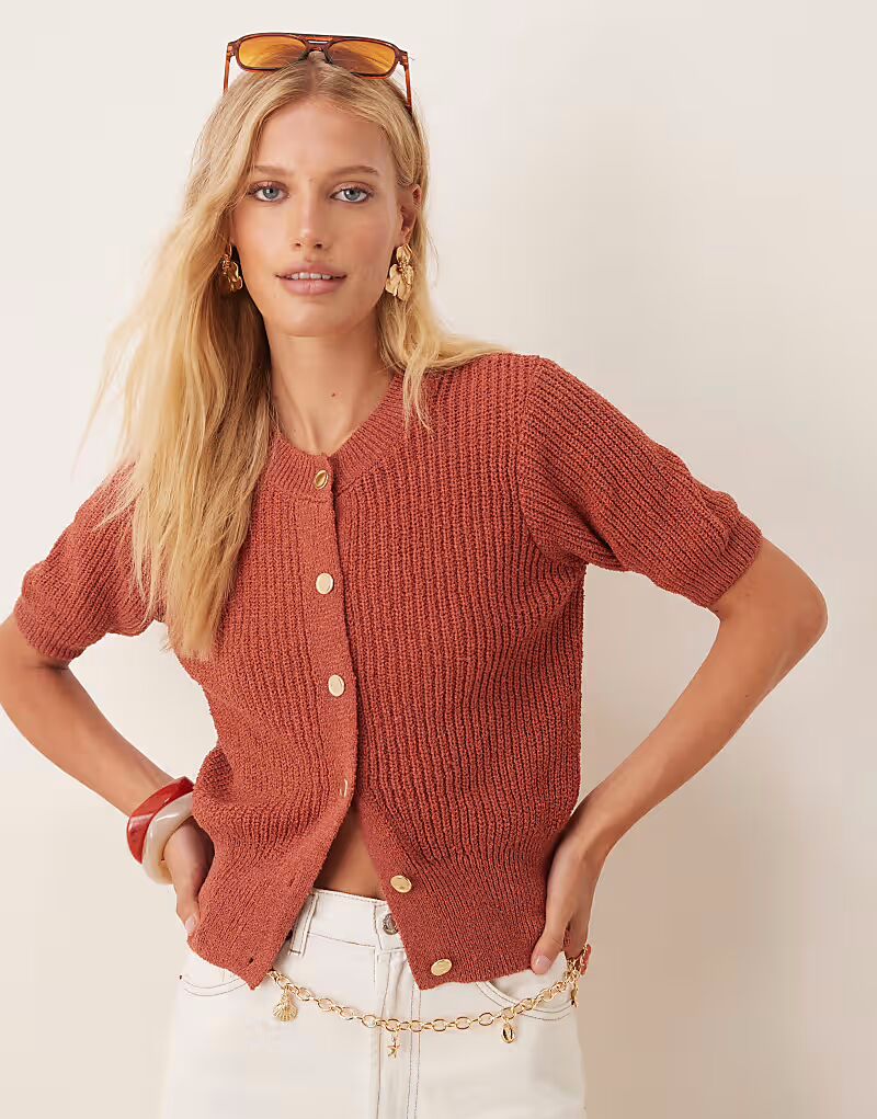 Кардиган ASOS DESIGN из фактурной ткани букле с короткими рукавами и золотистыми пуговицами цвета ржавчины
Кардиган ASOS DESIGN из фактурной ткани букле с короткими рукавами и золотистыми пуговицами цвета ржавчины